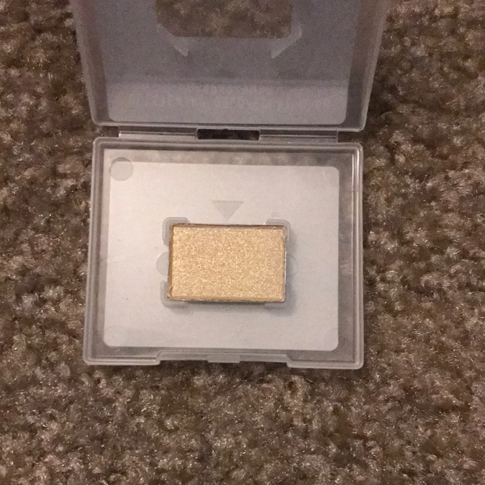Glistening gold Mary Kay eye color